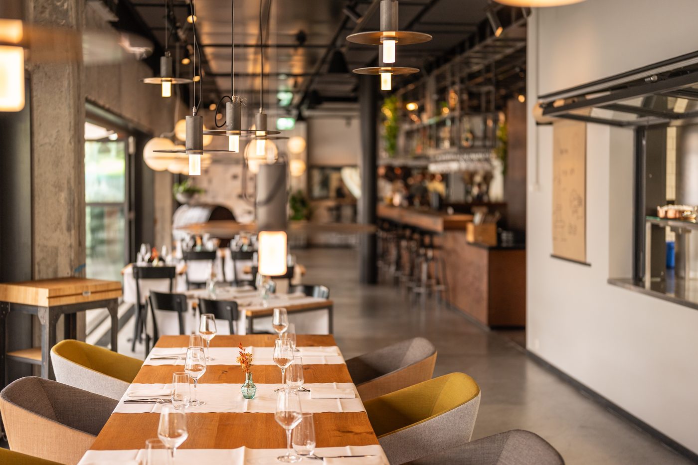 Eve's Kitchen, der Gastraum mit langer Tafel und Bar