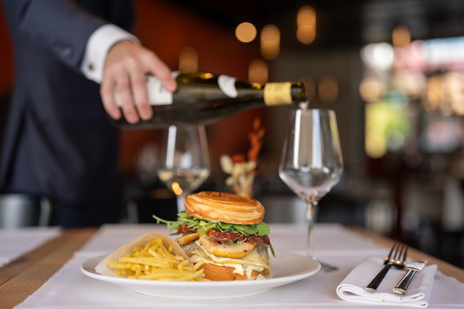 Business Lunch bei Eve's Kitchen in Schlieren – frisch angerichteter Mittagsteller mit Weinbegleitung
