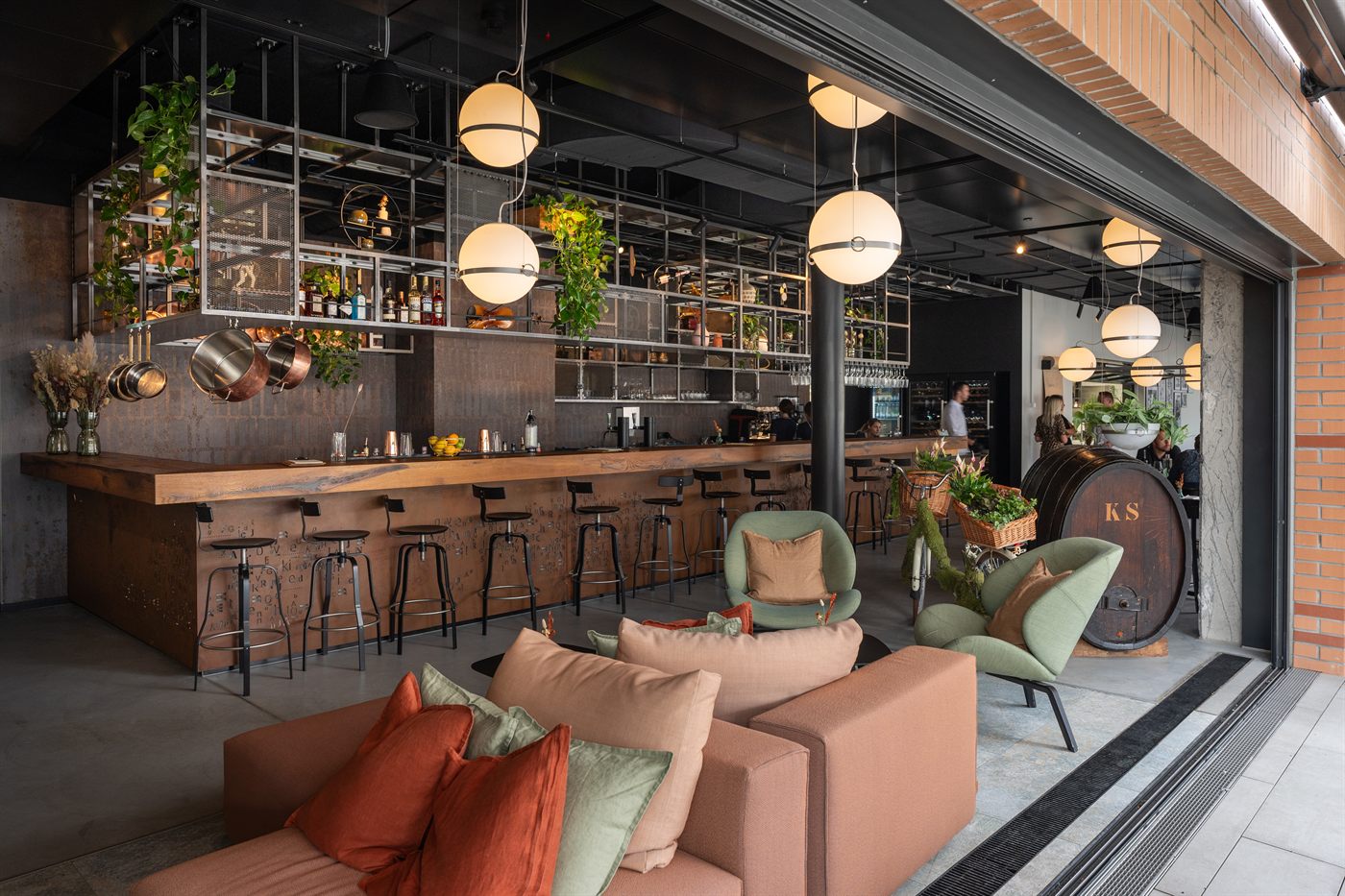 Bar und Lounge mit Kupferpfannen und Messing-Lampen