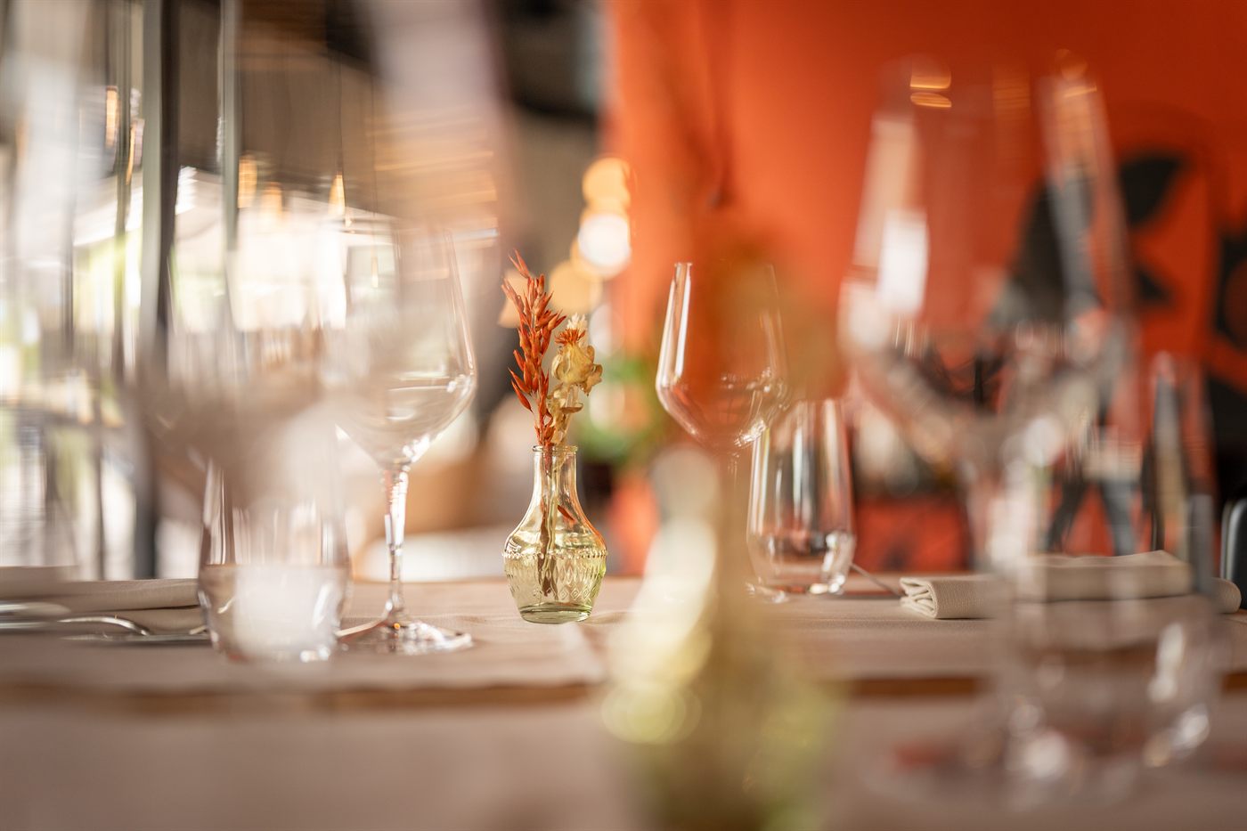 Gedeckter Tisch im warmen Licht