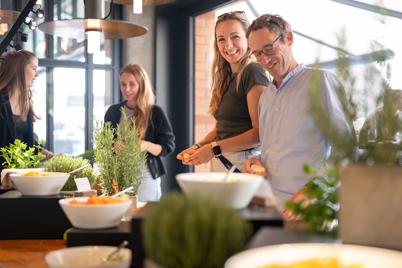 Lachende Gäste am Buffet