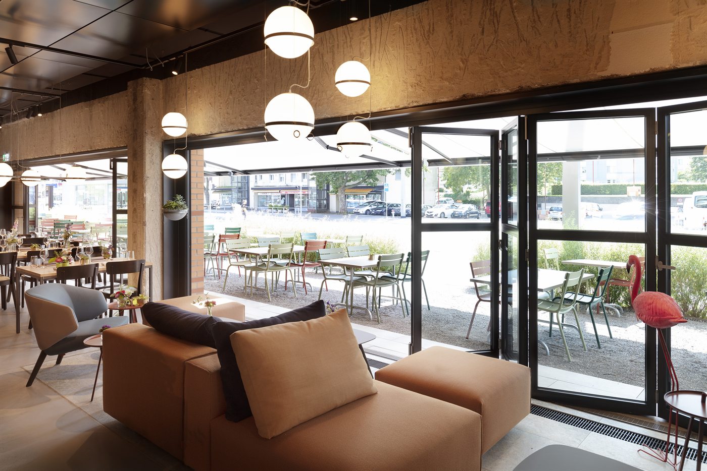 Lounge mit Blick zur Terrasse bei Eve's Kitchen – Apéro zur Hochzeit