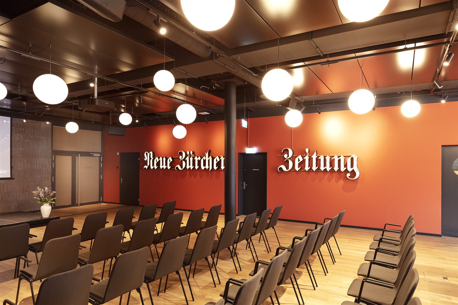 Saal Offset bei Eve's Kitchen mit Reihenbestuhlung – Seminar und Tagung in Schlieren
