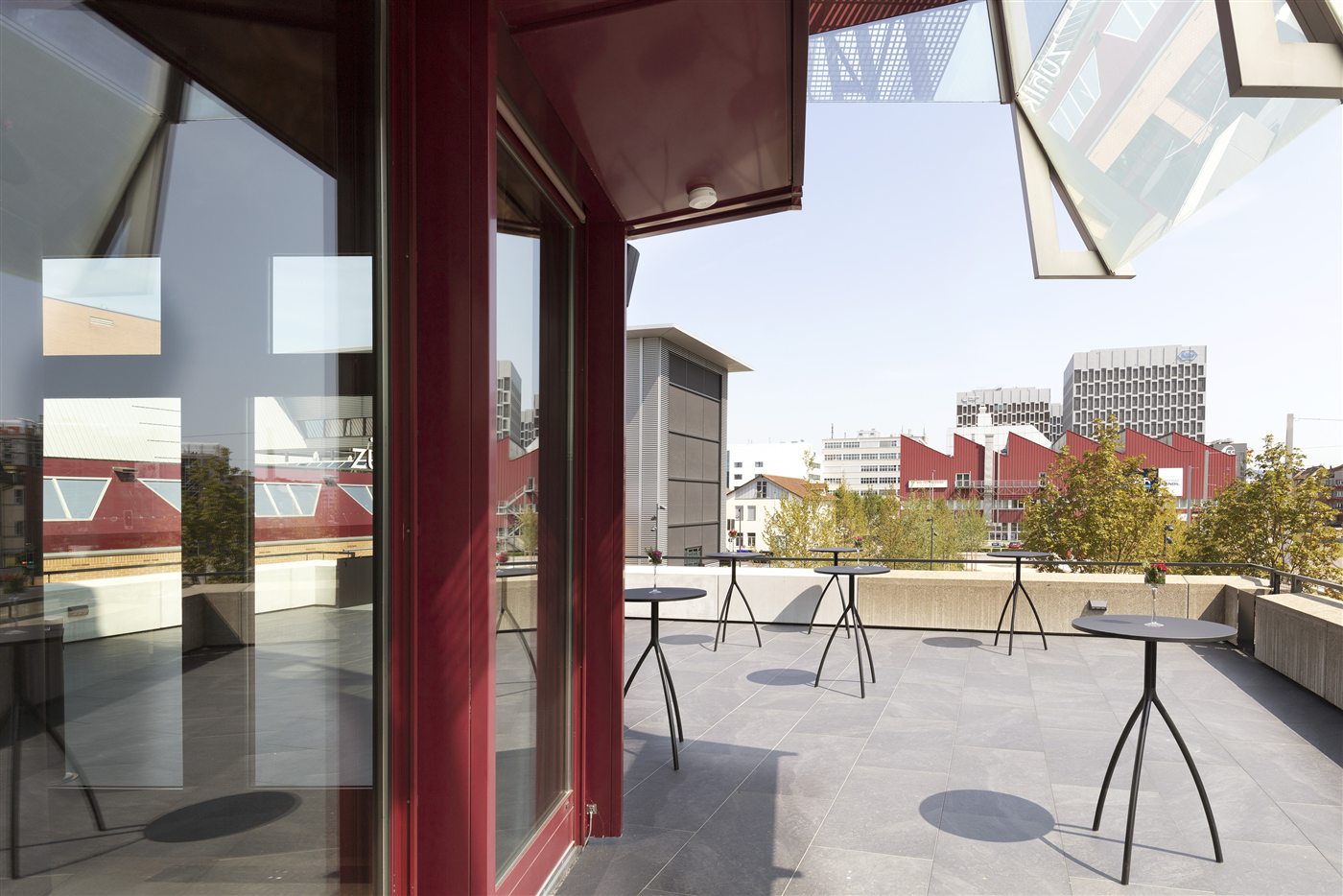 Dachterrasse des Offset bei Eve's Kitchen mit Stehtischen und Skyline – Pausen an der frischen Luft