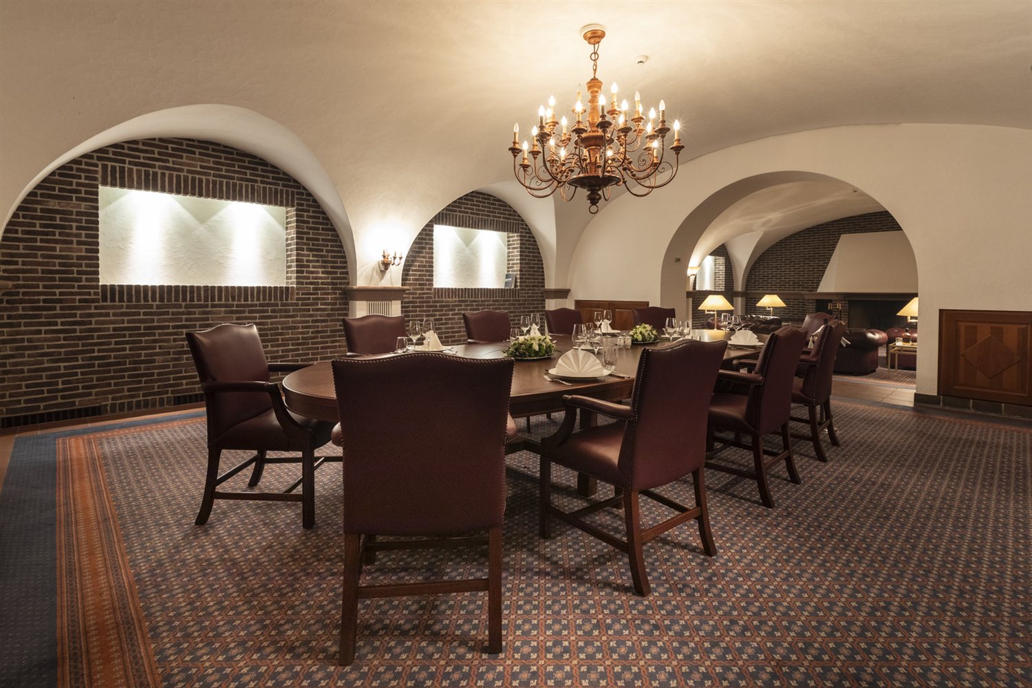 Taverne bei Eve's Kitchen – gedeckte Tafel im Gewölbe für die kleine Hochzeit